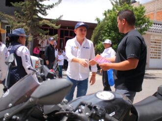 Escucha Chuy Badillo necesidades y propuestas de vecinos en la Colonia Las Flores