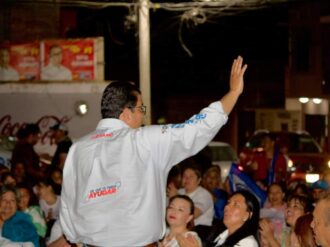 Escucha Roberto Luévano a habitantes de la Bellavista