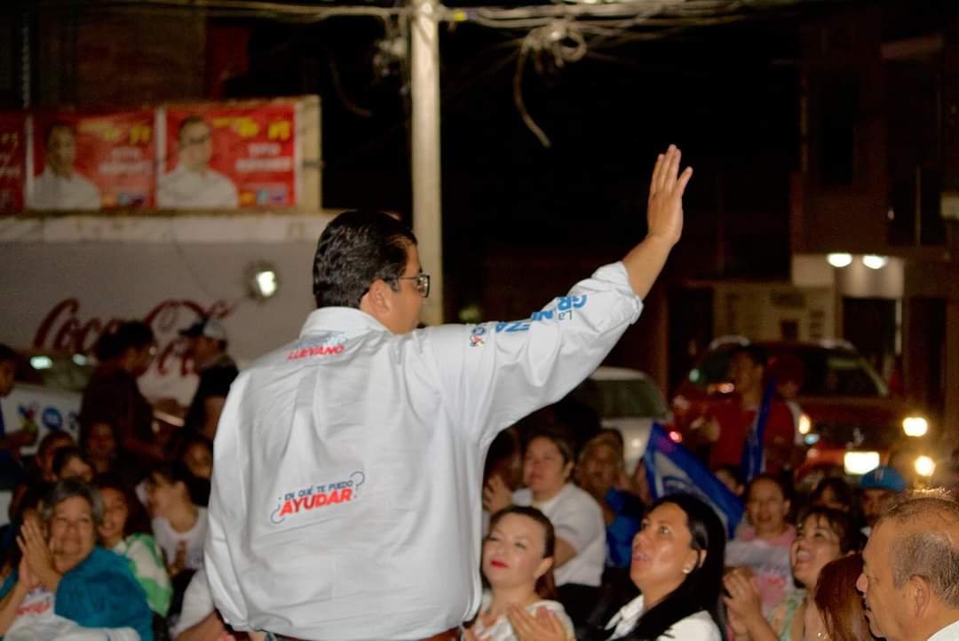 Escucha Roberto Luévano a habitantes de la Bellavista