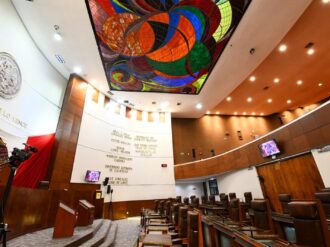 Exigen diputados aparición con vida del profe Chayo