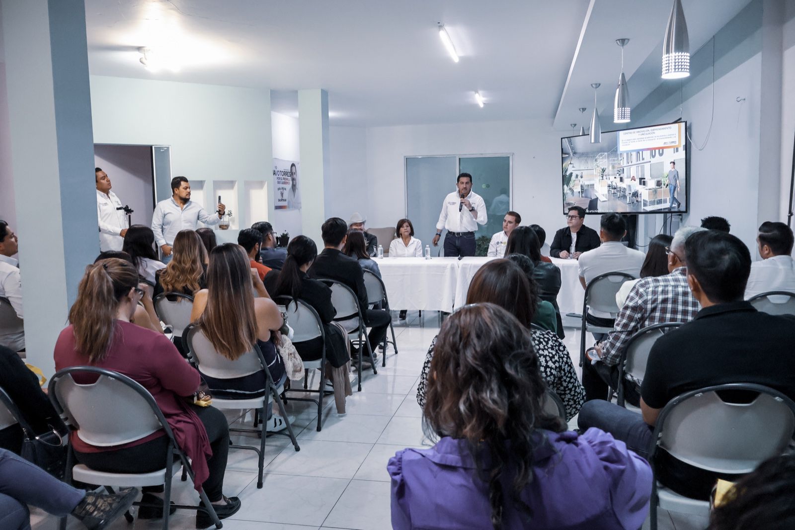 Se reúne Javo Torres con emprendedores de Fresnillo