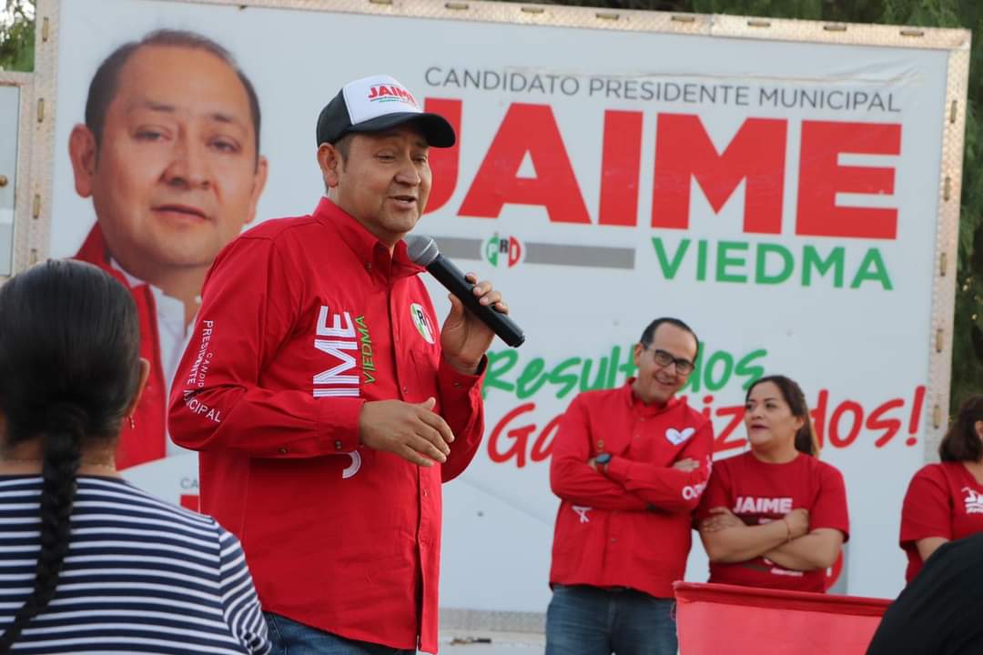 Festeja Jaime Viedma a las mamás de Charco Blanco