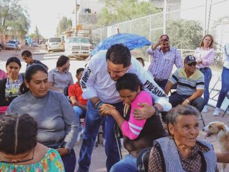 Convive Javo Torres con locatarios del Mercado Poniente