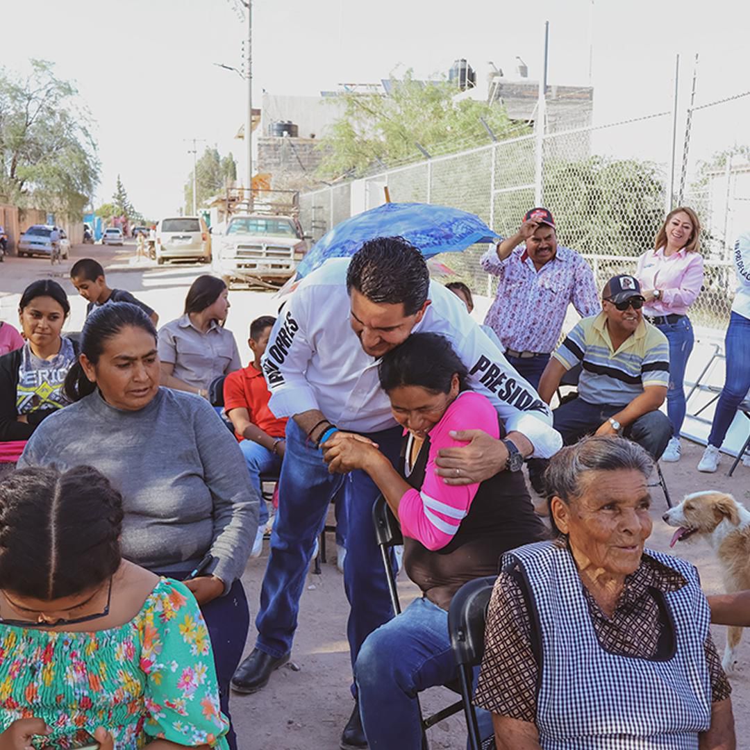 Convive Javo Torres con locatarios del Mercado Poniente