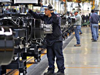 El 27% de los empleados en México trabajan más horas: OCDE