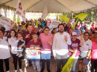 Dialoga Jorge Miranda con colonos de Lomas de Bracho