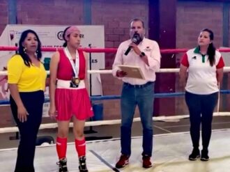 Honran a Nancy Acosta por su carrera boxística