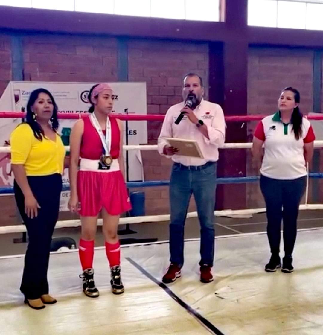 Honran a Nancy Acosta por su carrera boxística