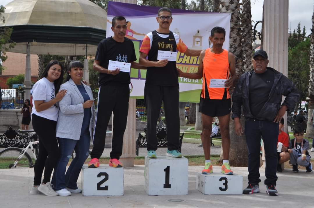Participan cientos en carrera 5k