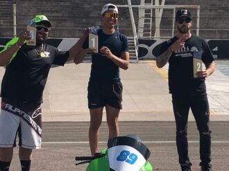 Gana Gael García en carrera de motos