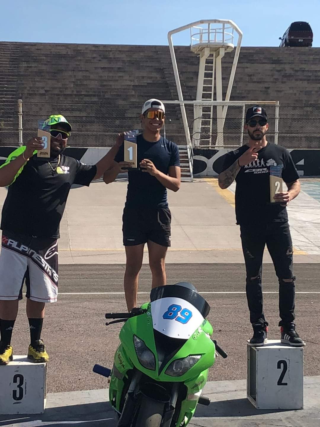 Gana Gael García en carrera de motos