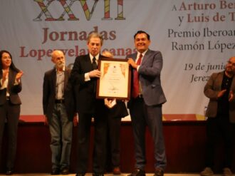Reciben Luis de Tavira y Arturo Beristáin Premio Iberoamericano Ramón López Velarde