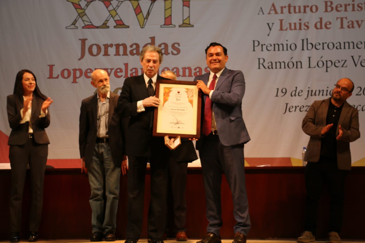 Reciben Luis de Tavira y Arturo Beristáin Premio Iberoamericano Ramón López Velarde