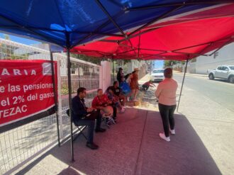 Exigen telesecundarias agilizar jubilaciones