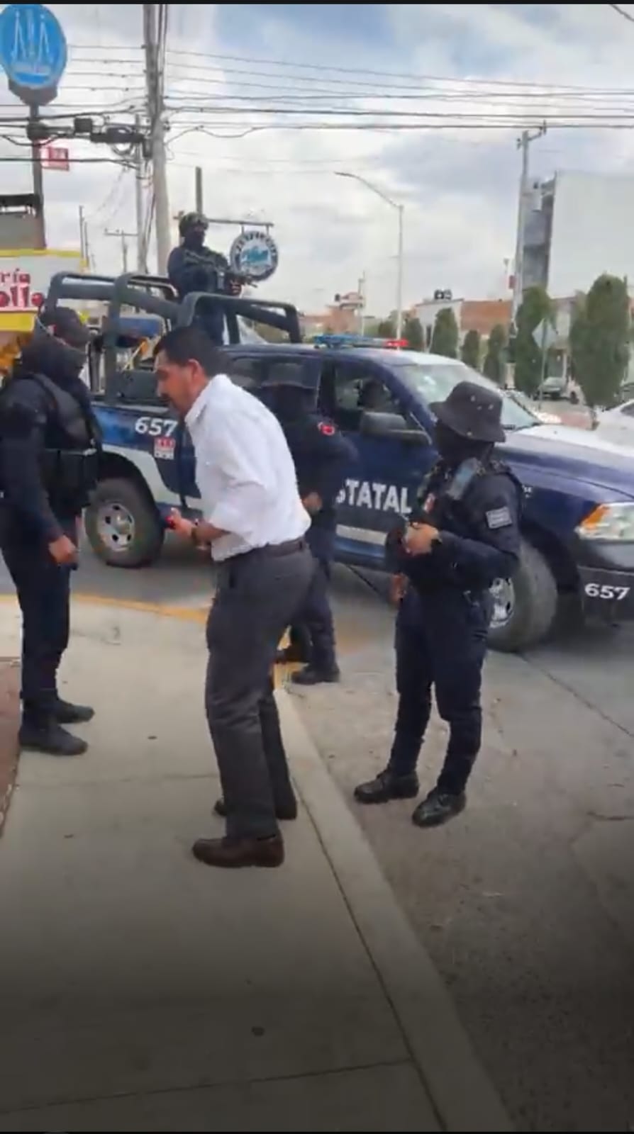 Nuevamente elementos de la PEP detuvieron al candidato a la alcaldía Javier Torres.