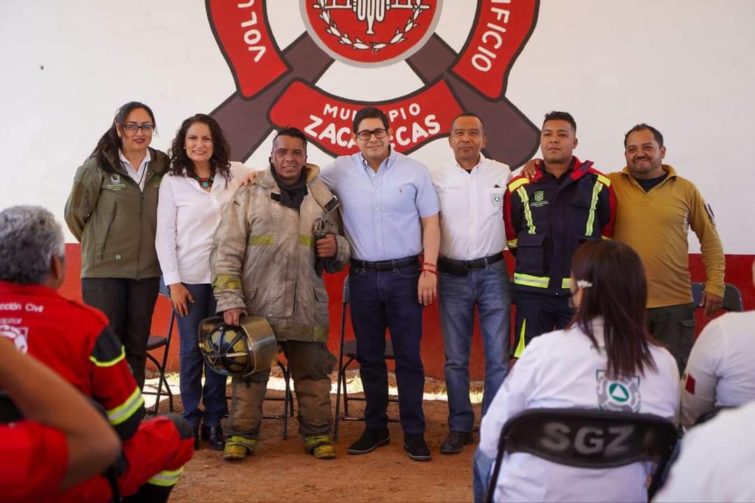 Equipan a PC y bomberos de la capital