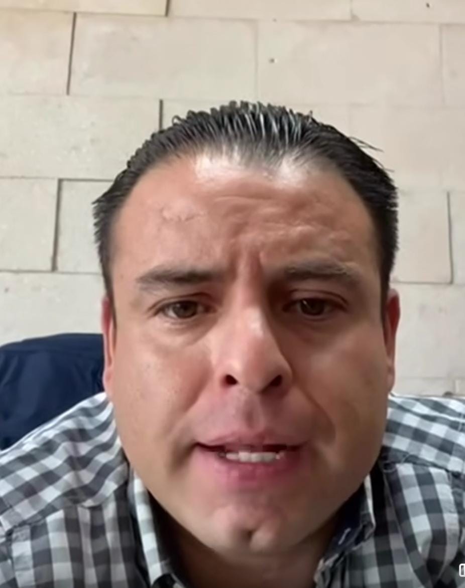 Llama Varela a denunciar baches o fuga de agua