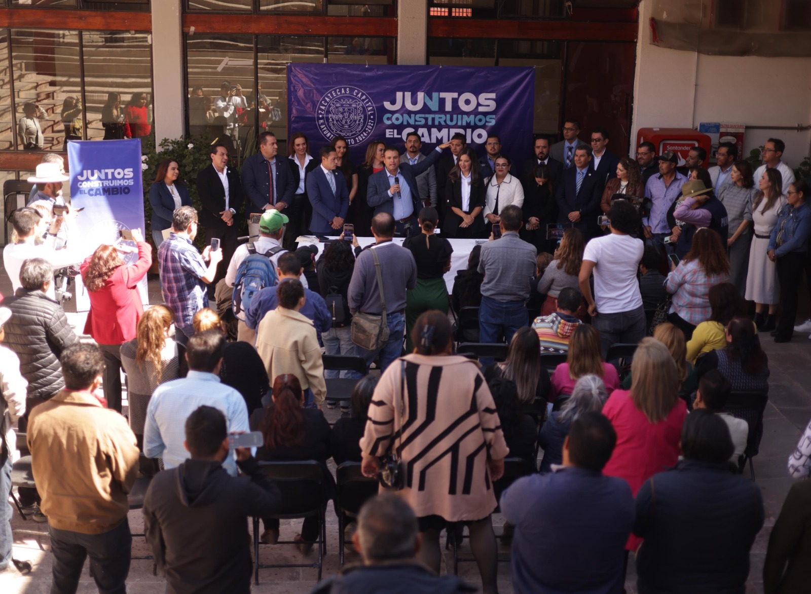 Presenta Miguel Varela a su equipo de trabajo 