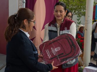 Apoyan con mochilas a preparatorianos de Zóquite