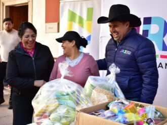 Entrega Rodigo Ureño apoyos a familias vulnerables