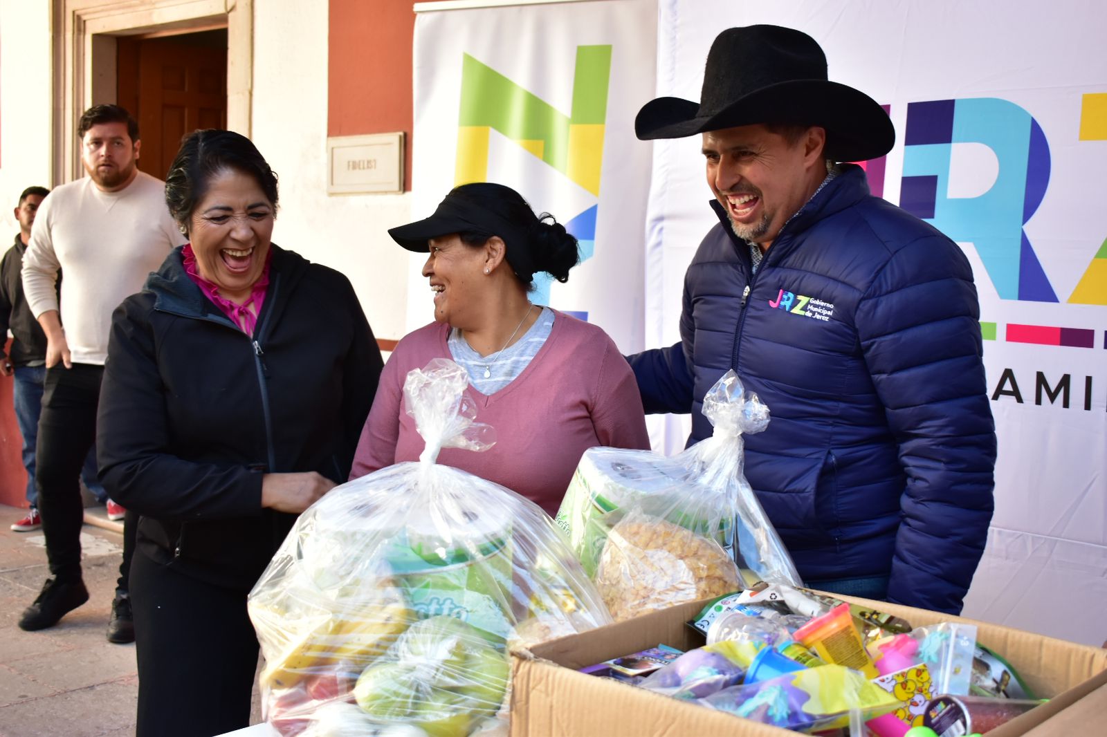 Entrega Rodigo Ureño apoyos a familias vulnerables
