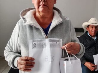 Entregan aparatos auditivos en Nieves