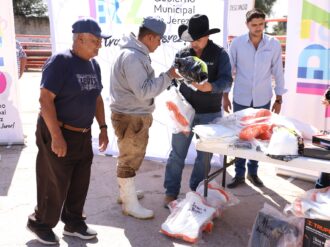 Entrega Rodrigo Ureño equipo a trabajadores del rastro
