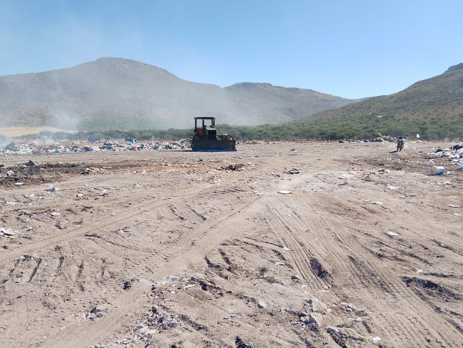 Limpian y compactan basurero de Jerez