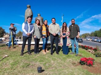 Embellecen Fresnillo con nochebuenas