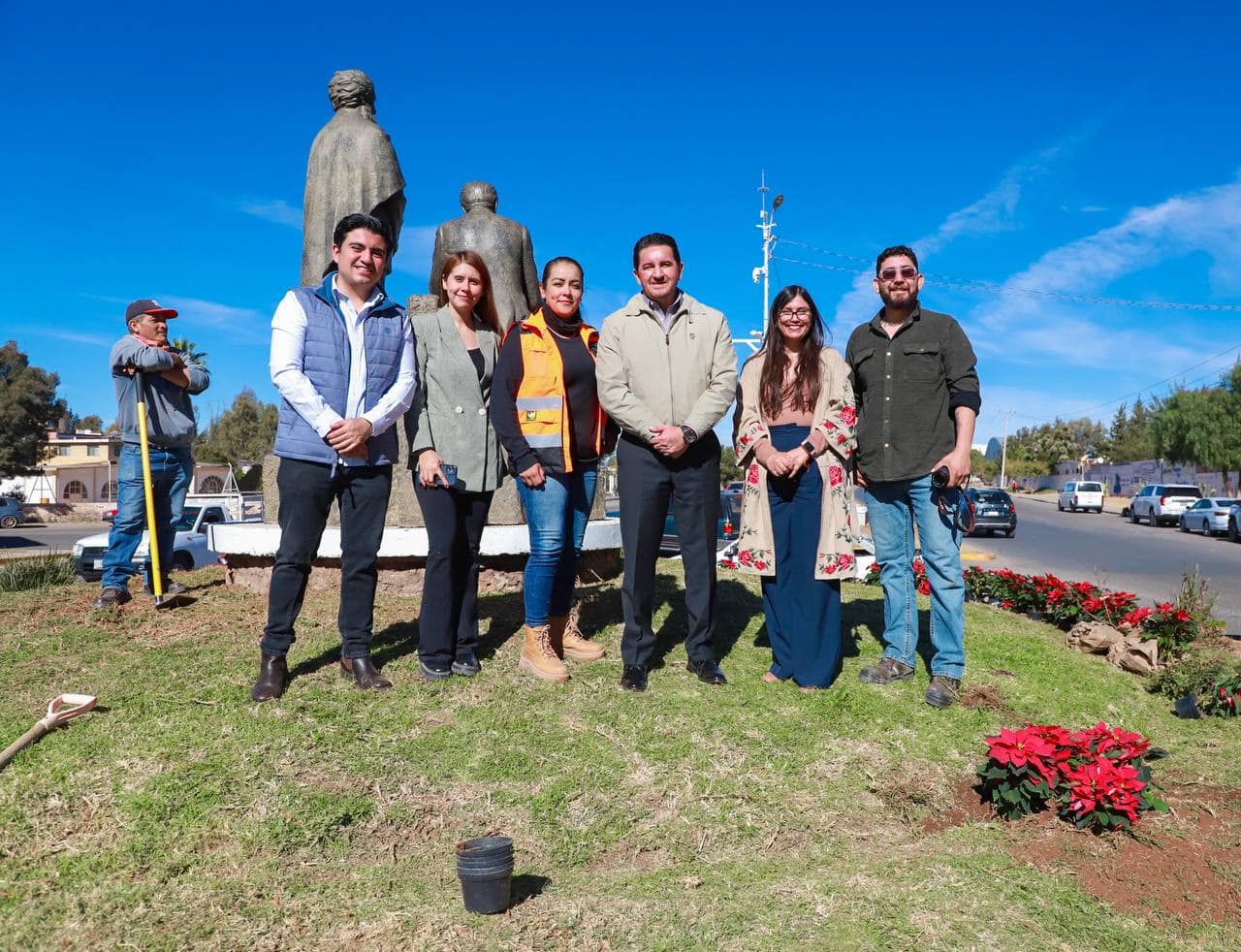 Embellecen Fresnillo con nochebuenas