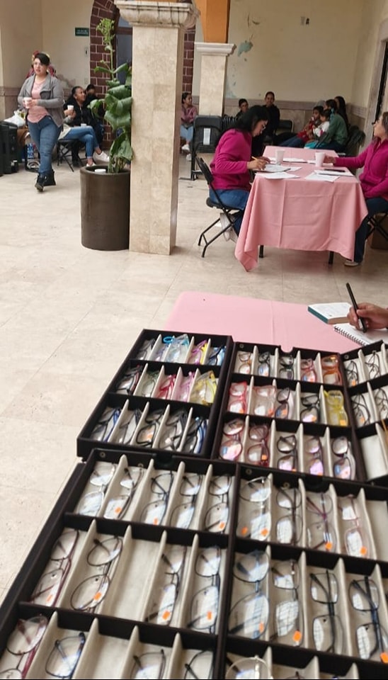 Atienden salud visual en Nieves