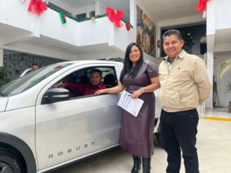 Entregan en Río Grande vehículo que se rifó para incentivar el pago del predial