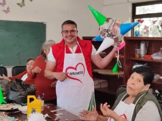 Enseñan a hacer piñatas a mujeres de la tercera edad en Sain Alto