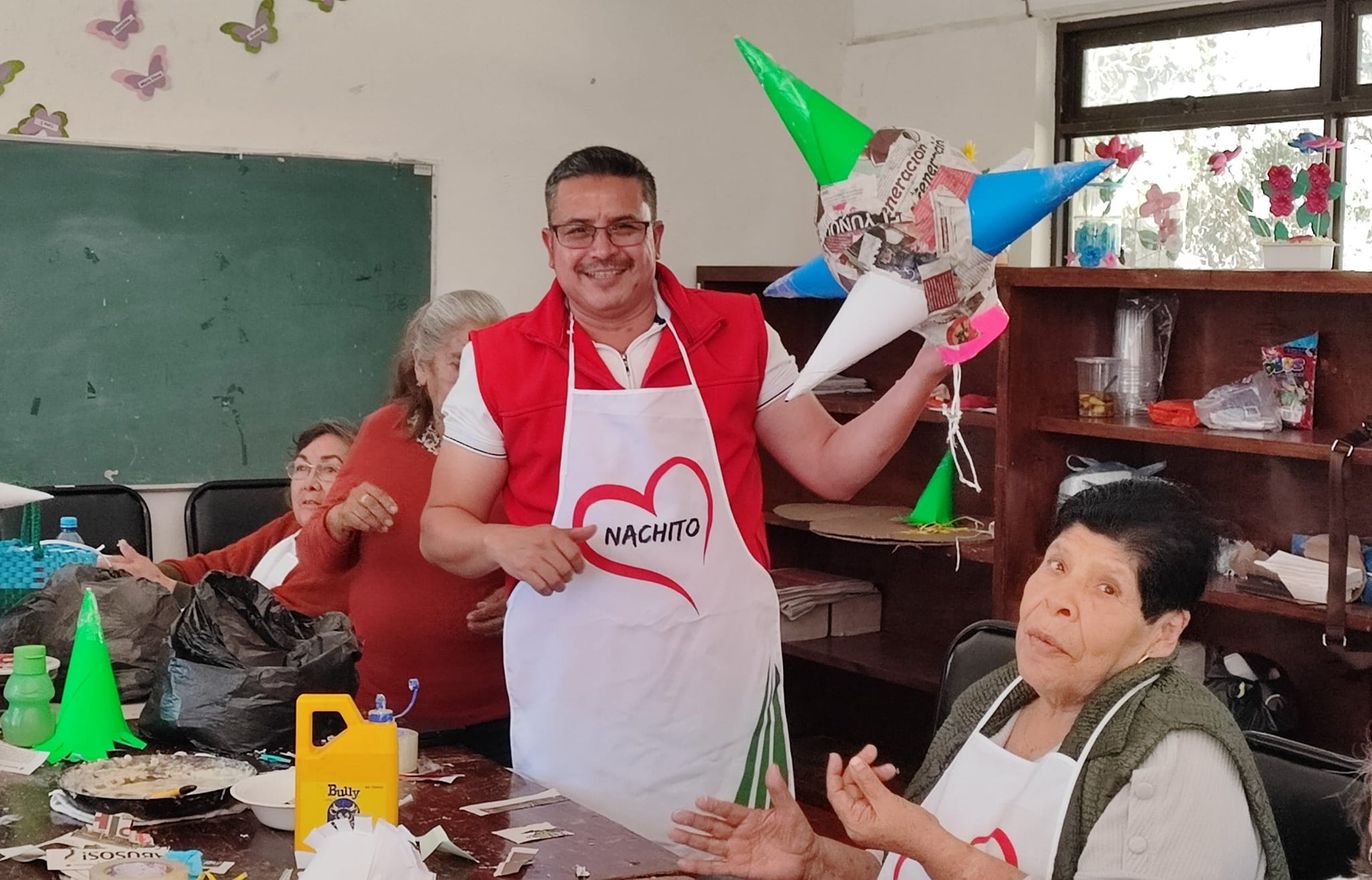 Enseñan a hacer piñatas a mujeres de la tercera edad en Sain Alto