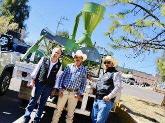Entregan apoyos a productores agrícolas de Monte Escobedo