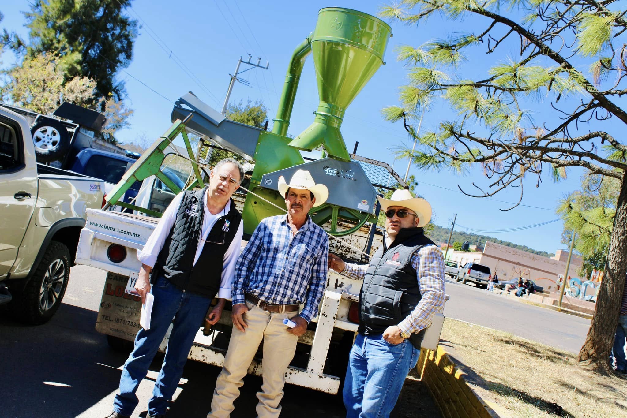 Entregan apoyos a productores agrícolas de Monte Escobedo