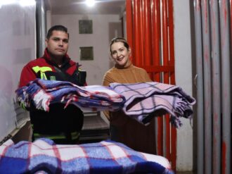 Llevan apoyos invernales DIF y PC capital a la población