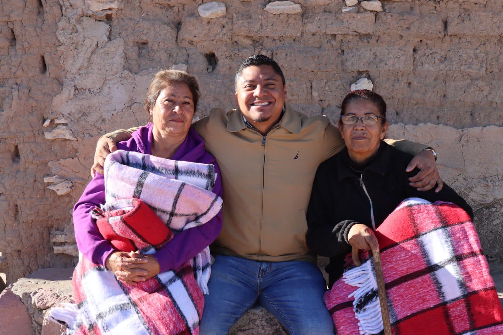 Llevan apoyos invernales a comunidades de Villa de Cos