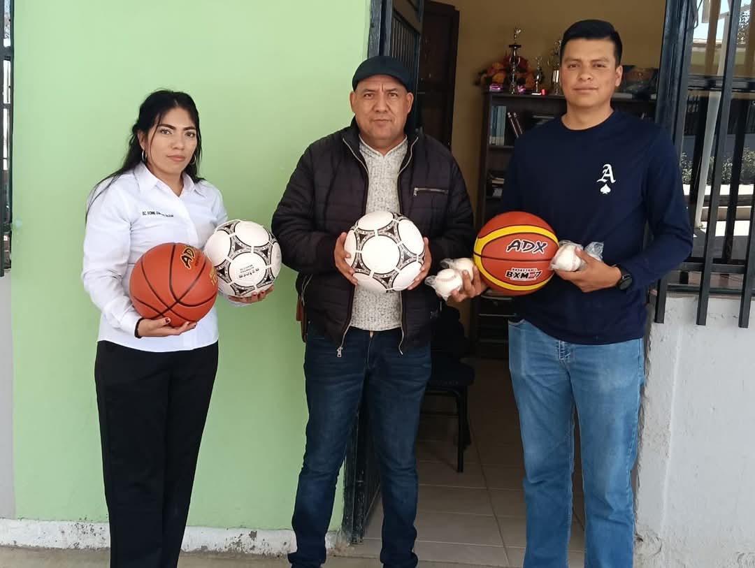 Entregan material deportivo a escuelas de Nieves