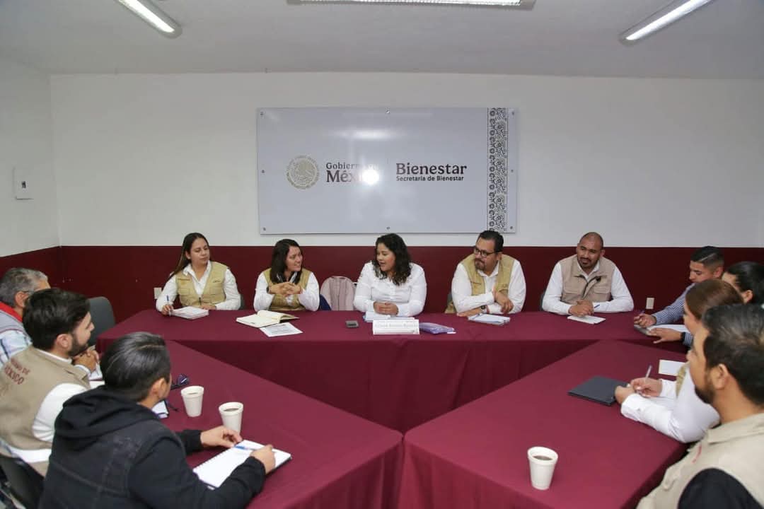 Inicia distribución de las tarjetas de la Beca Rita Cetina