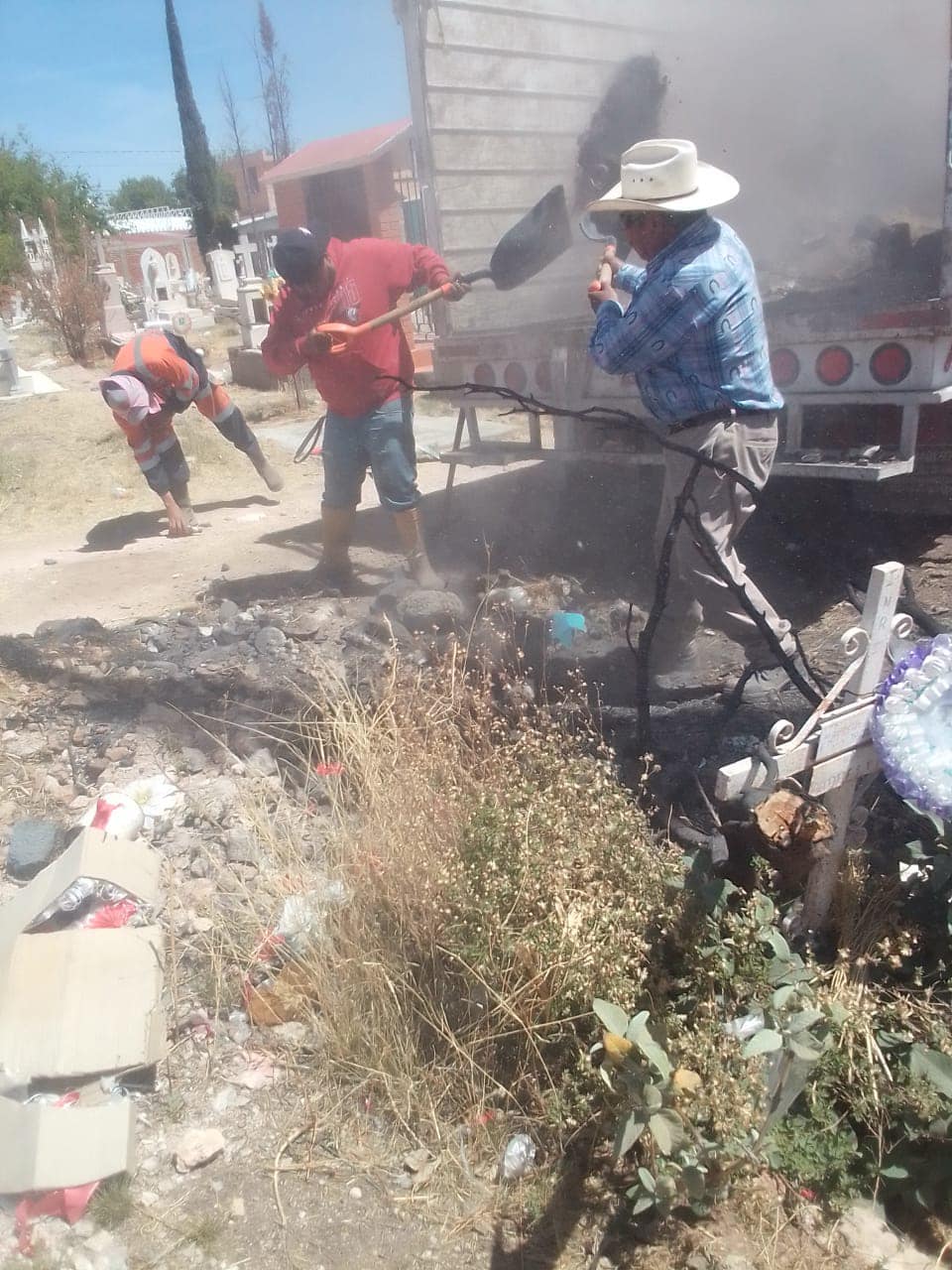 Limpian el panteón Santa Cruz de Fresnillo