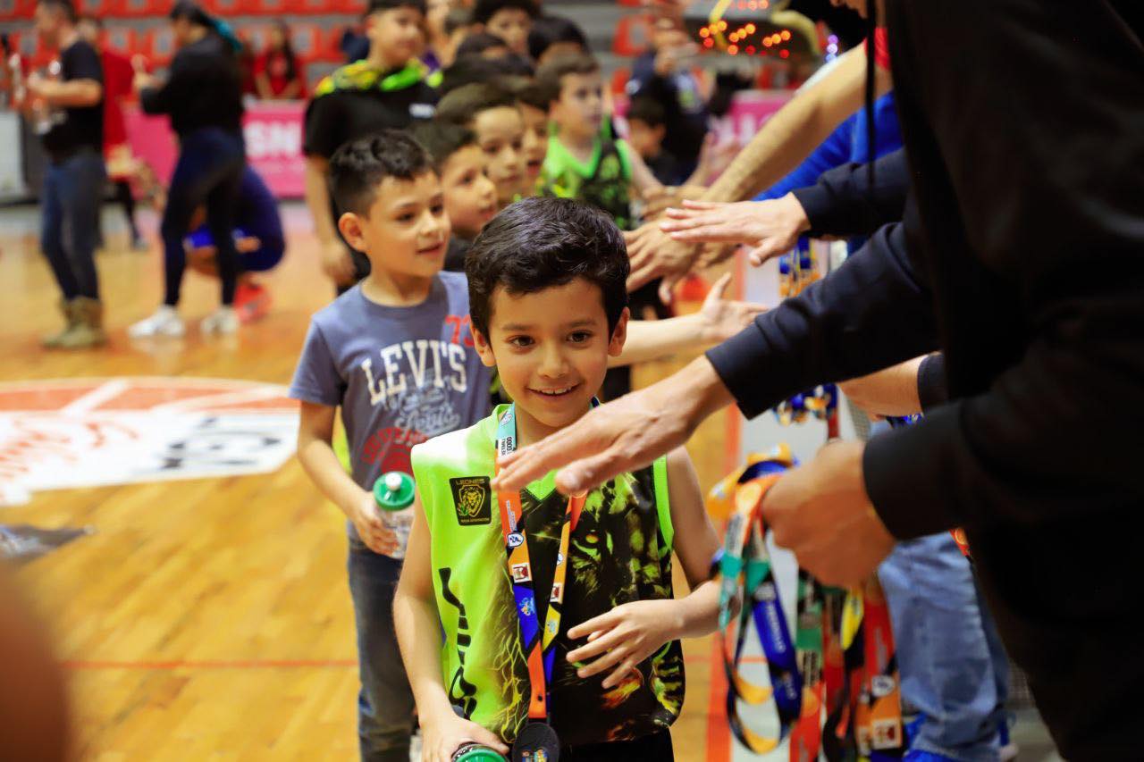 Reconoce Fresnillo a pequeños basquetbolistas