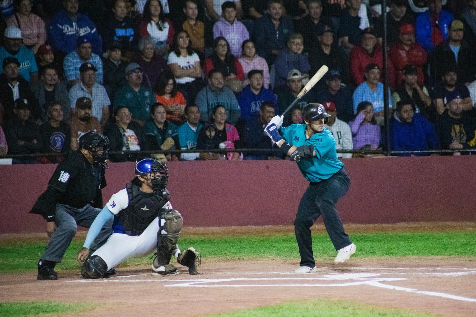 Con partido profesional inauguran iluminación del Parque de Beisbol de Guadalupe