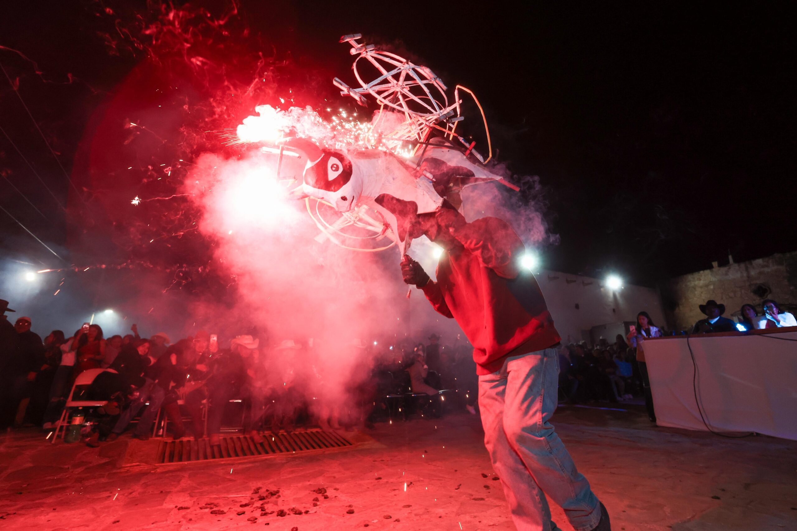 Corona Varela a la reina de las fiestas patronales de El Maguey