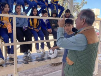 Llevan material deportivo a telesecundaria de Río Grande