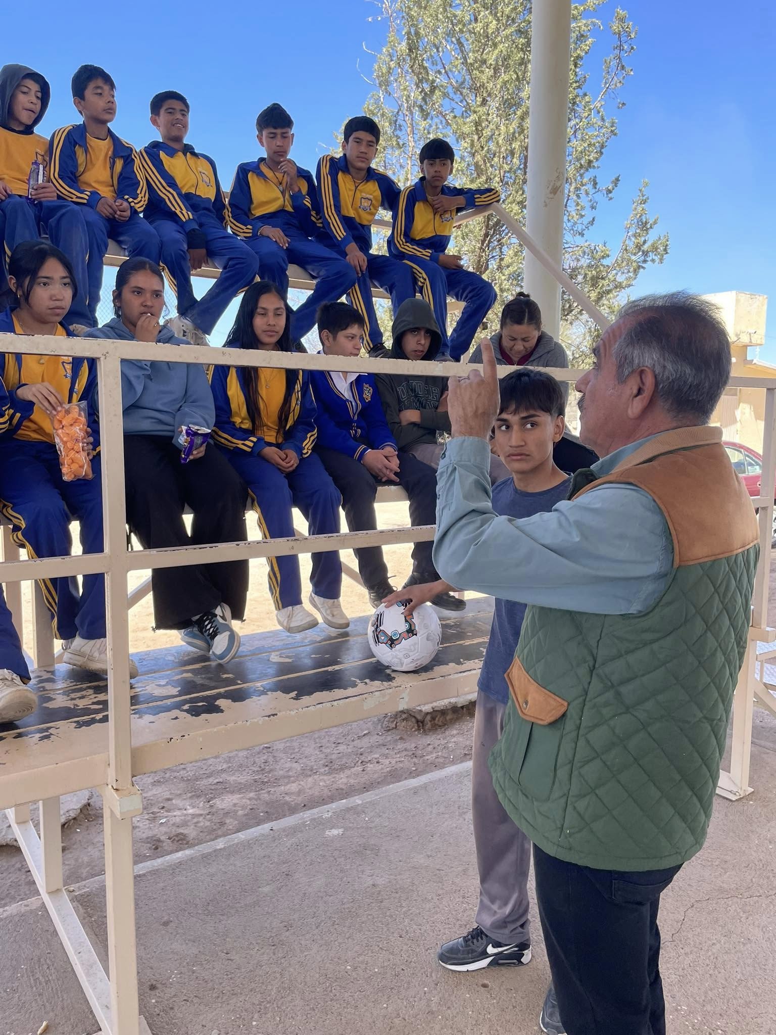 Llevan material deportivo a telesecundaria de Río Grande
