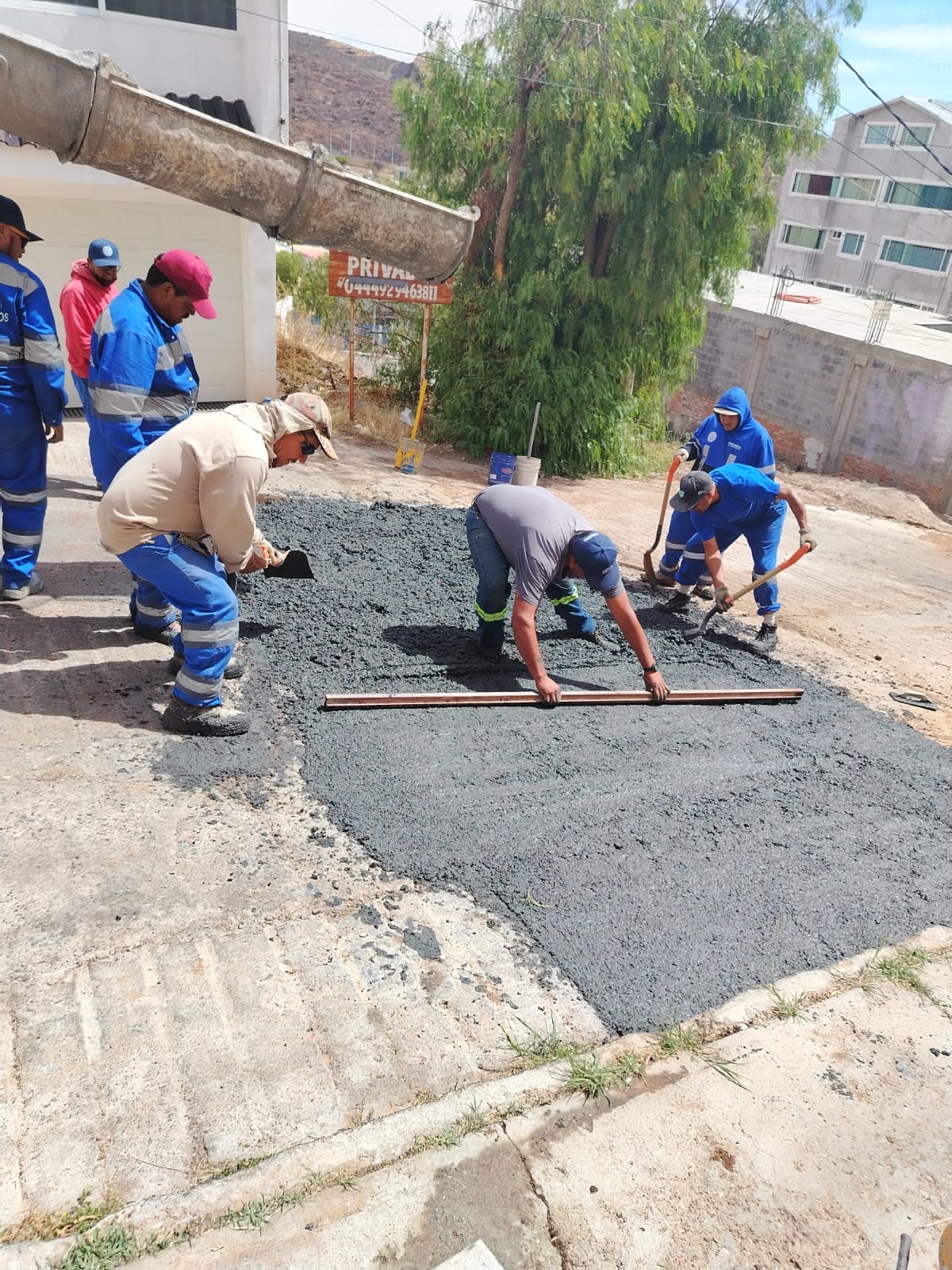 Realizan labores de bacheo en la Agronómica