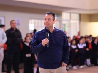 Visita Miguel Varela al Colegio Idaltu