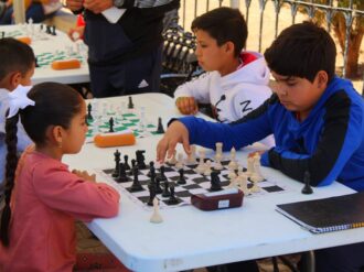 Miden talento pequeños ajedrecistas en Nieves