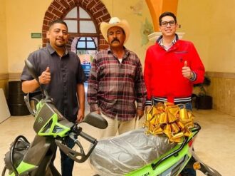 Entregan motoneta que se rifó por pago puntual del predial en Nieves